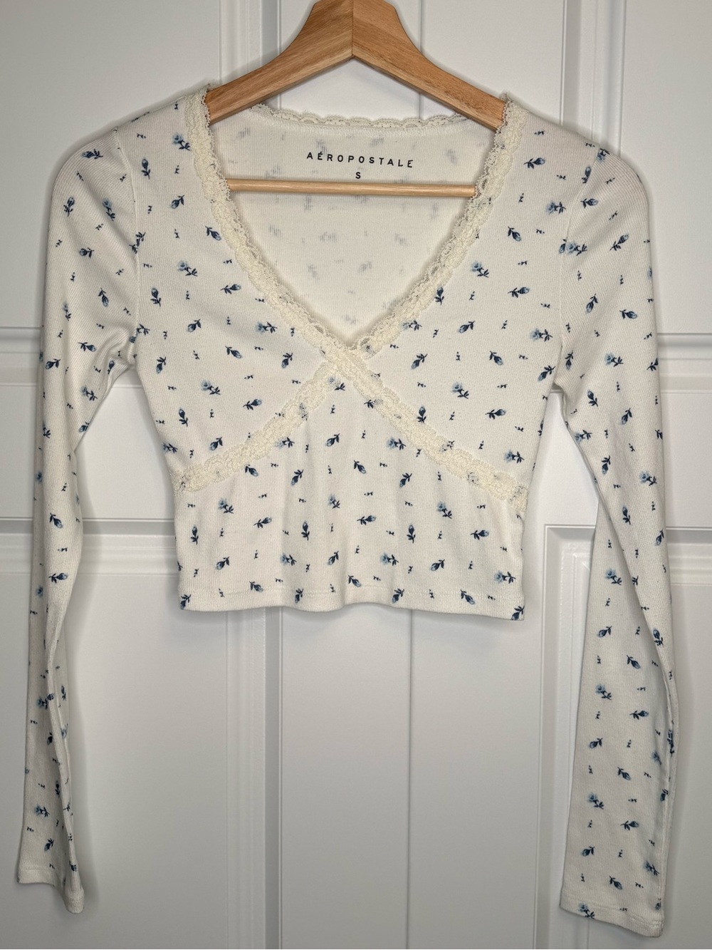 Aeropostale Floral Ribbed Lace Trim Long Sleeve Crop Top White Blue Small